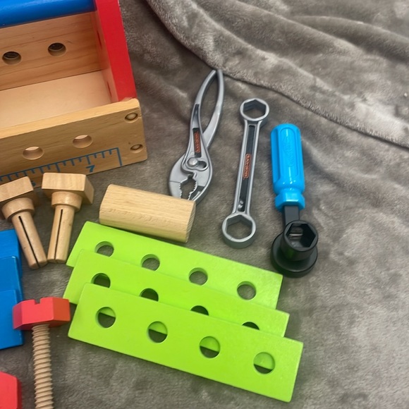 Melissa & Doug Take-Along Deluxe Tool Kit B - Picture 4 of 8